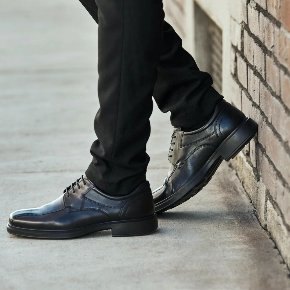 Slim Tip Ecco Men's Helsinki 2.0 Bike Toe Tie Shoe in Black