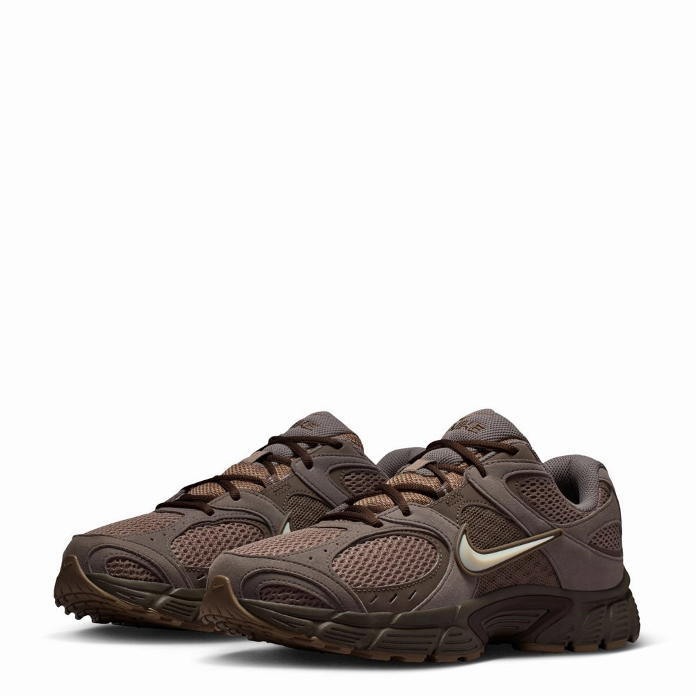 running in a tundra area female running gear V5 RNR - Mens