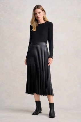 Secure Closure Edgy Look Pleated Faux Leather Skirt - Black