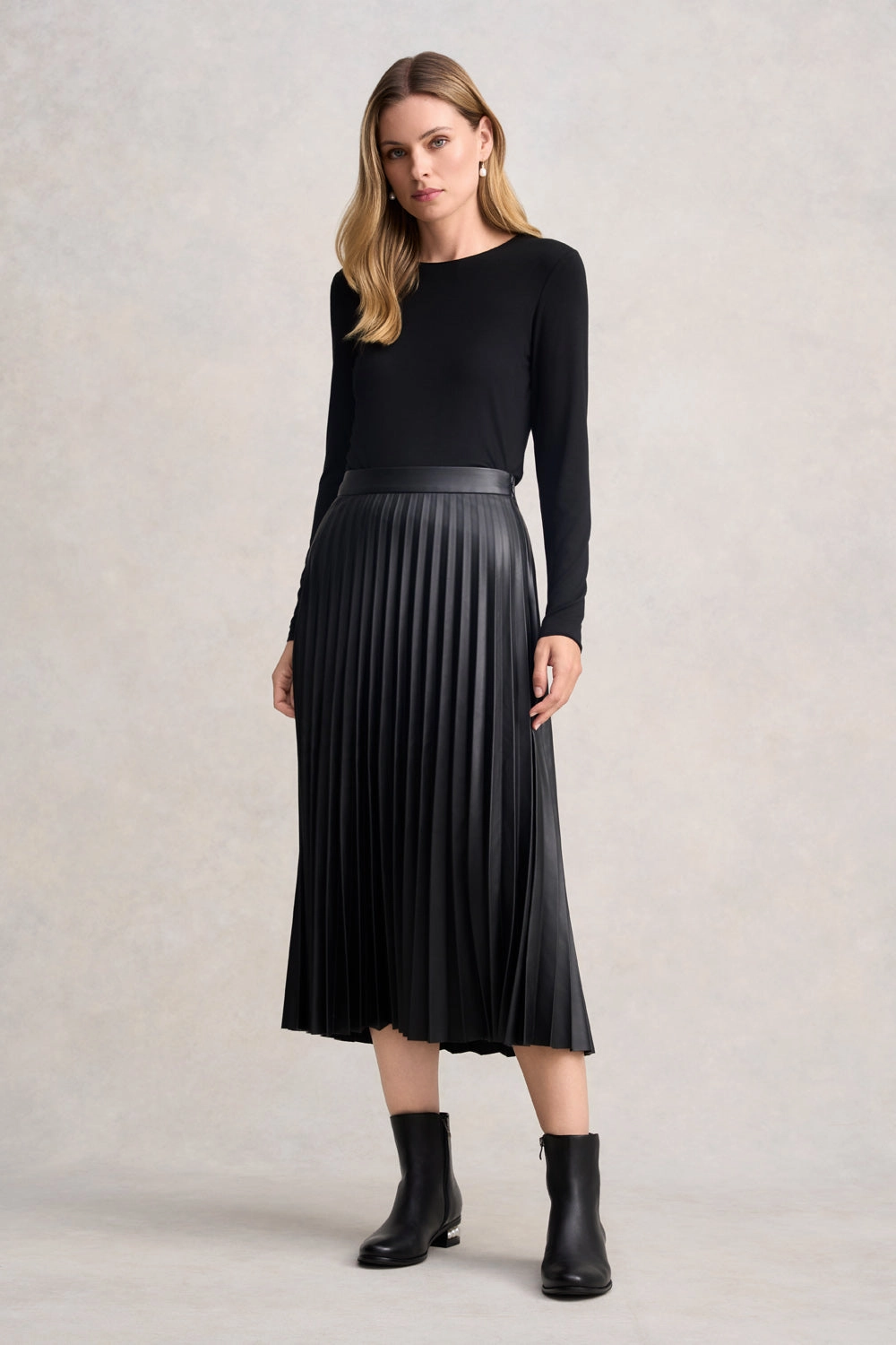 Secure Closure Edgy Look Pleated Faux Leather Skirt - Black