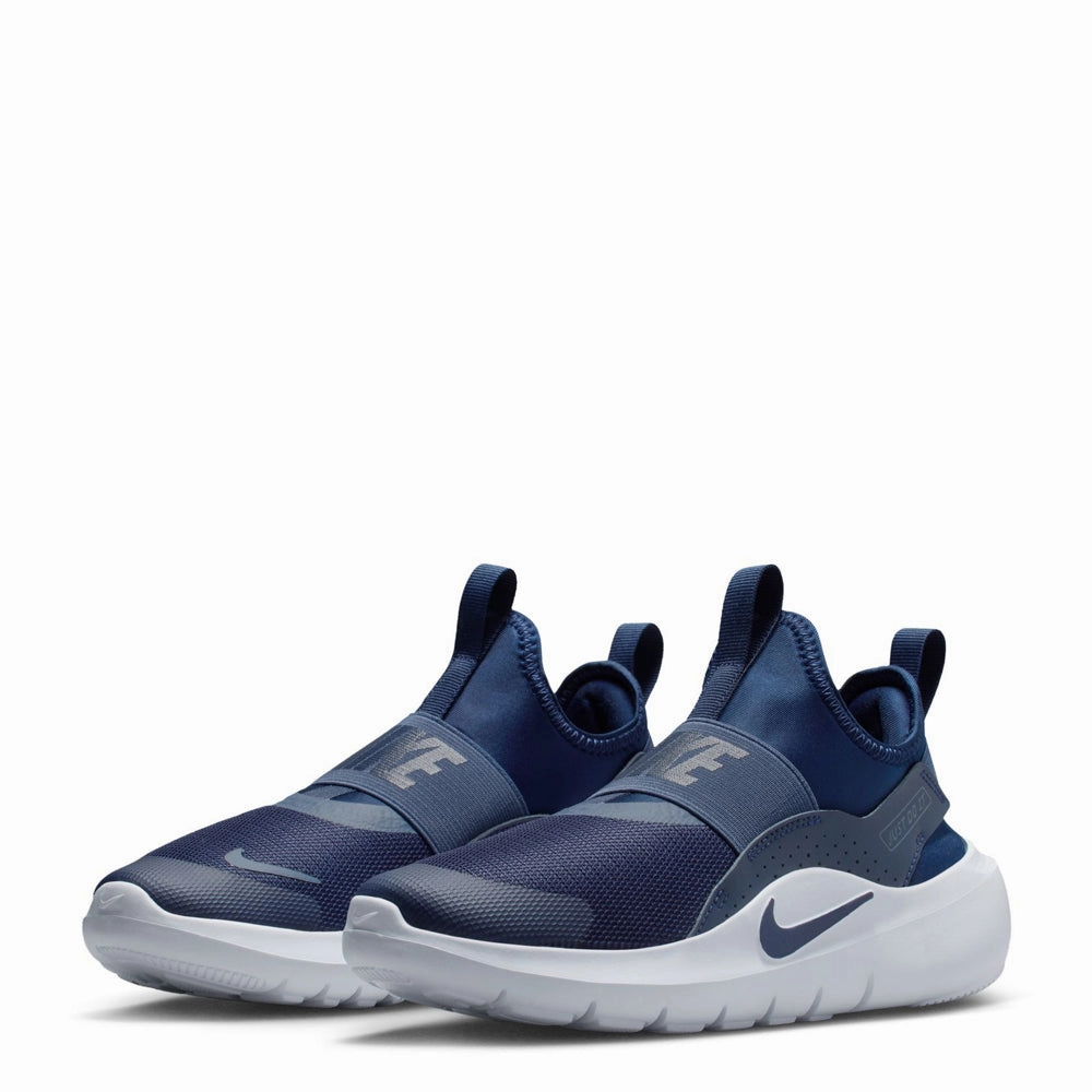 Flex Runner 4 - Youth running in a savannah area shoes Flex Fit Technology